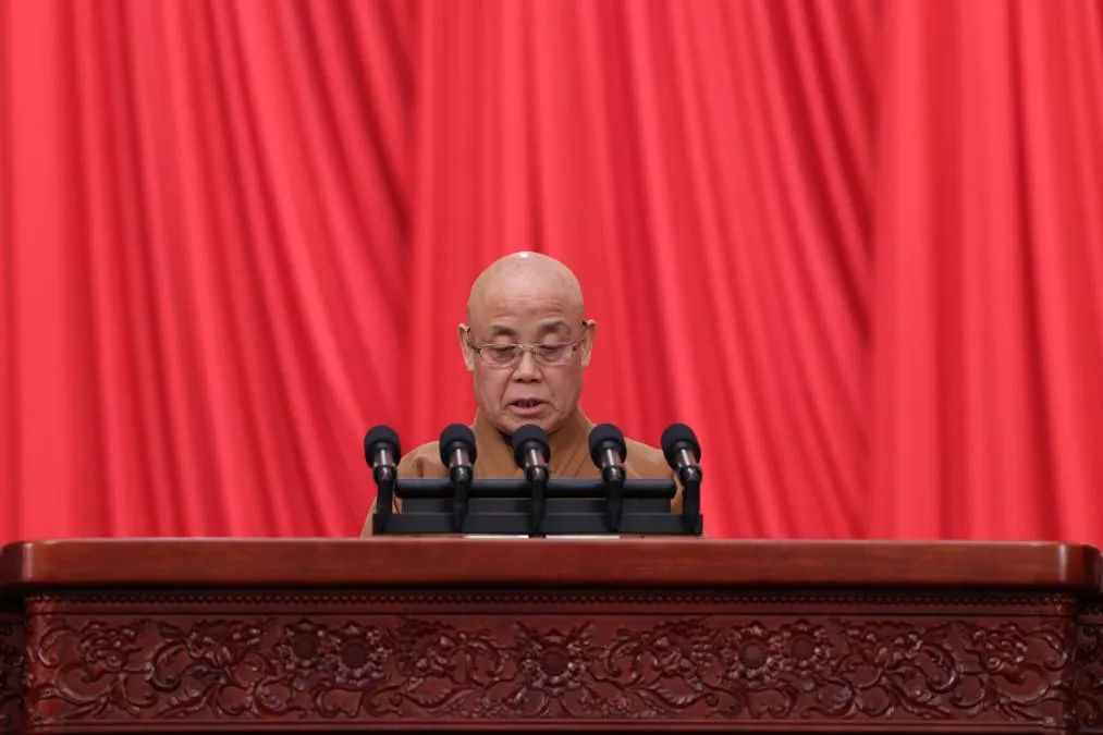 3月9日，全国政协十四届二次会议在北京人民大会堂举行第三次全体会议。这是演觉委员作大会发言。（新华社记者 金立旺 摄）.jpg