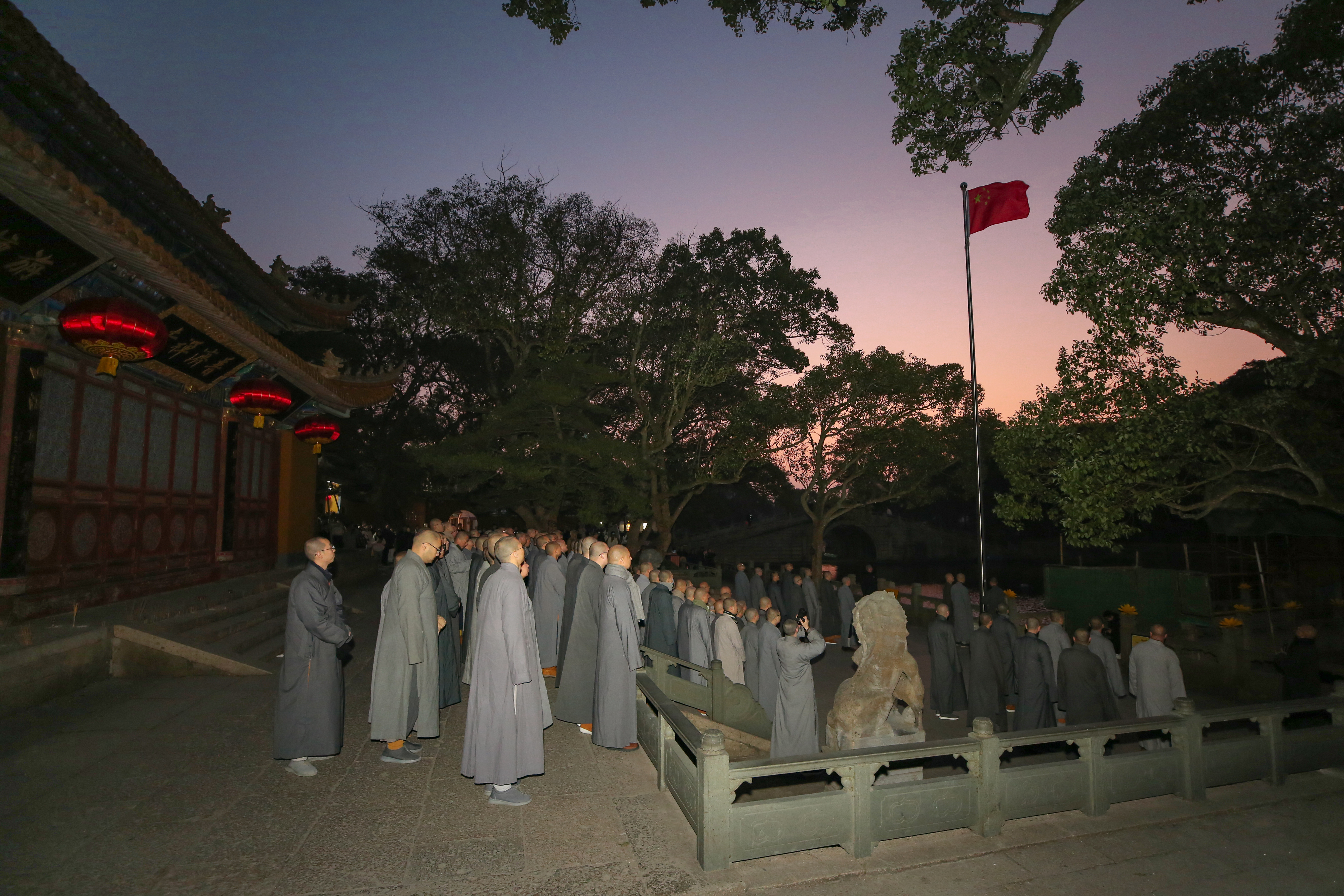 2-2024年元旦普陀山佛教协会举行升国旗仪式.JPG